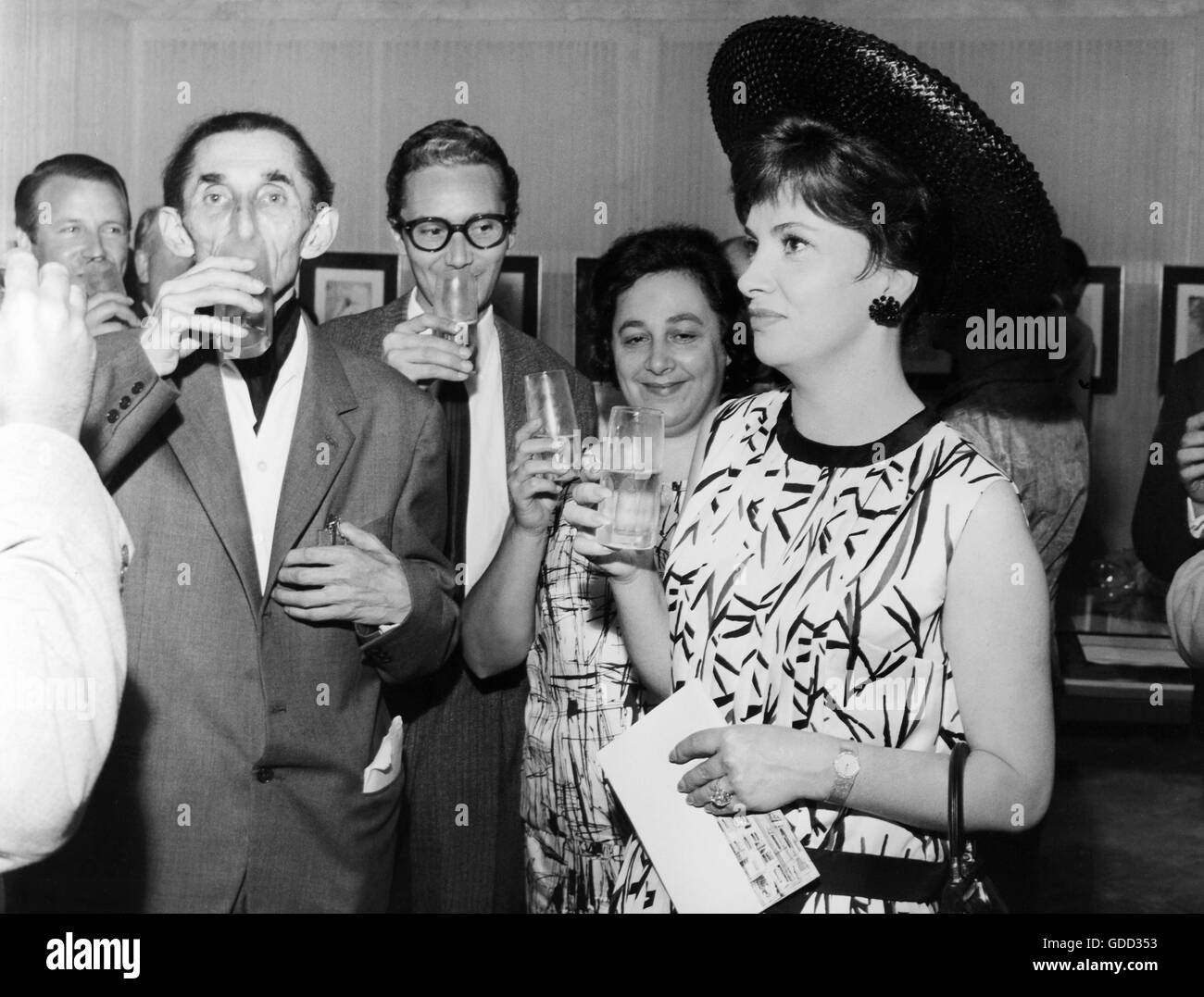 Lollobrigida, Gina, * 4.7.1927, actrice italienne, demi-longueur, à l'exposition d'œuvres de Salvador Dali, lors du XXIVème Festival du Film de Venise, Venise, août 1963, Banque D'Images