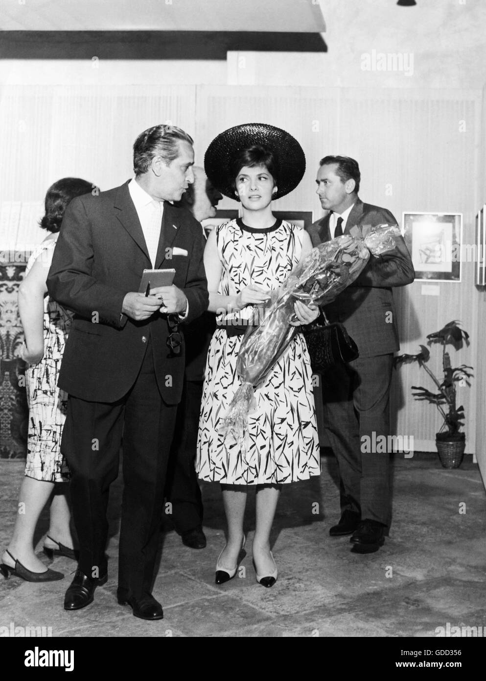 Lollobrigida, Gina, * 4.7.1927, actrice italienne, demi-longueur, avec son mari Milko Skofic, à l'exposition d'œuvres de Salvador Dali, lors du XXIVème Festival du film de Venise, Venise, août 1963, Banque D'Images