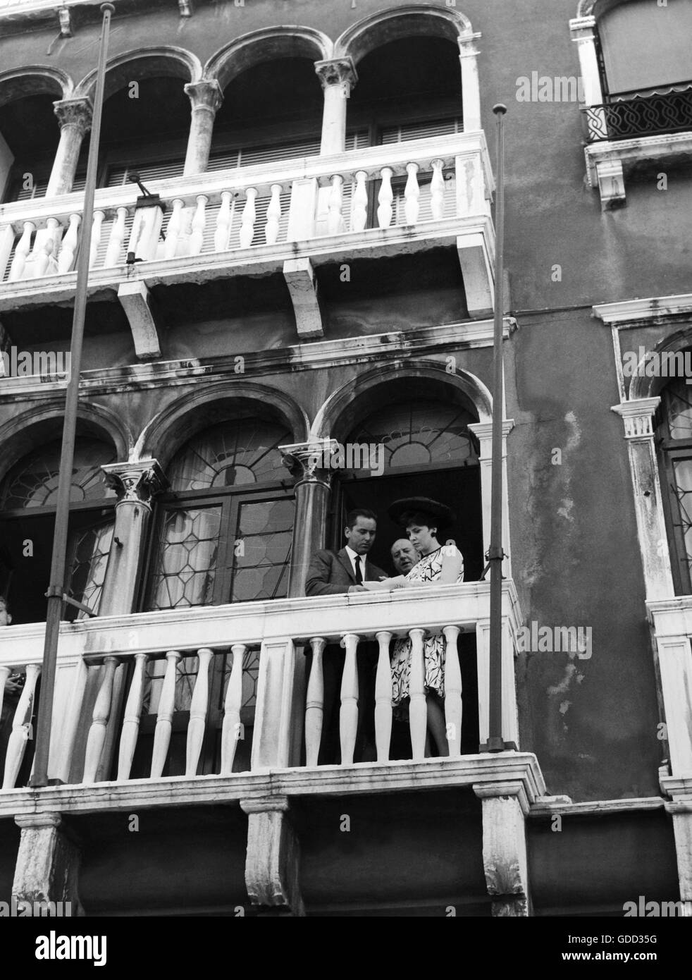 Lollobrigida, Gina, * 4.7.1927, actrice italienne, demi-longueur, avec son mari Milko Skofic, lors du XXIVème Festival du film de Venise, Venise, août 1963, Banque D'Images