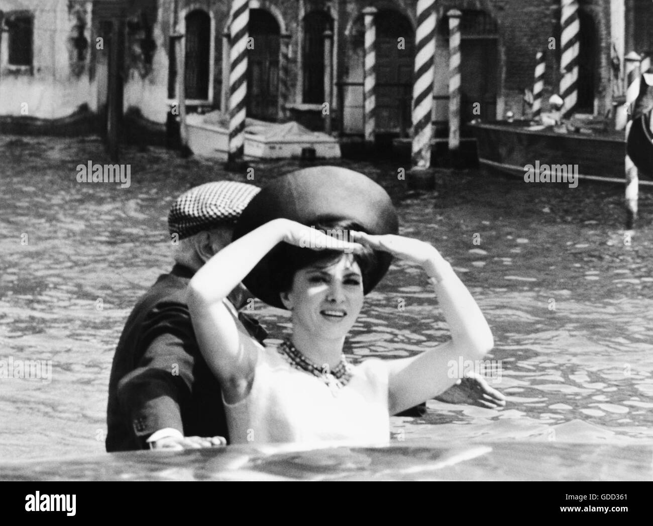 Lollobrigida, Gina, * 4.7.1927, actrice italienne, demi-longueur, sur le Grand Canal, lors du XXIVème Festival du Film de Venise, Venise, août 1963, Banque D'Images
