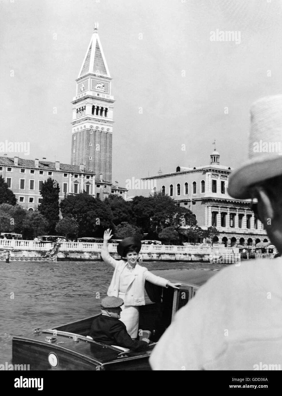 Lollobrigida, Gina, * 4.7.1927, actrice italienne, demi-longueur, sur le Grand Canal, lors du XXIVème Festival du Film de Venise, Venise, août 1963, Banque D'Images