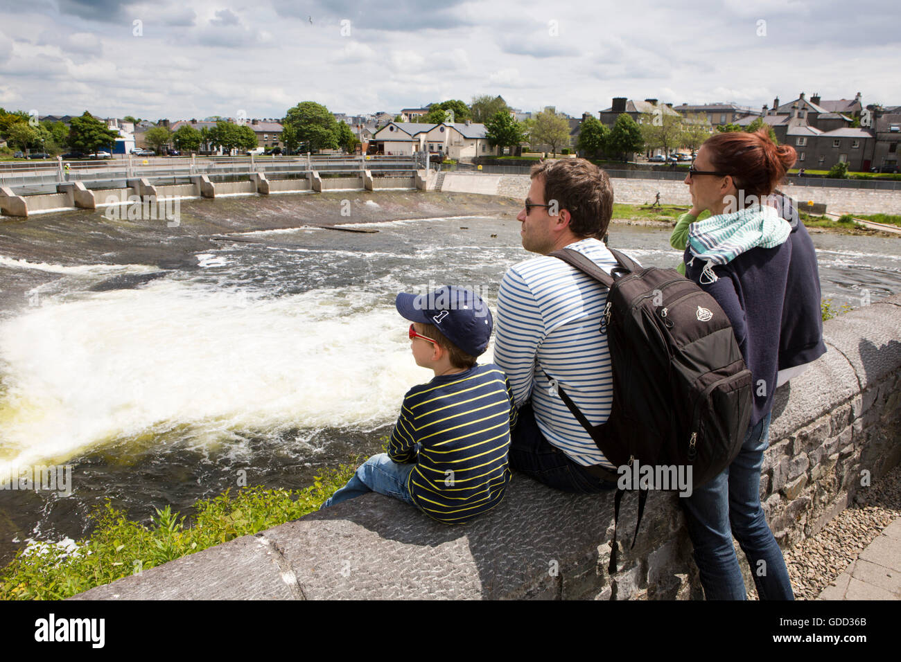 L'Irlande, Galway, Galway, regarder les pêcheurs à Salmon Weir sur la rivière Corrib Banque D'Images