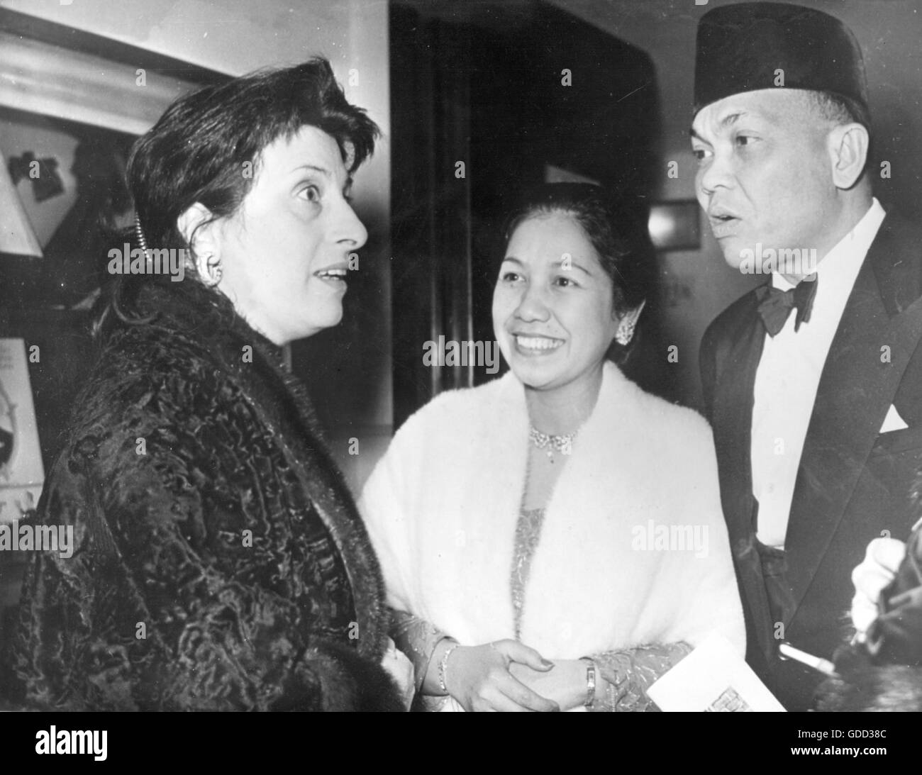 Magnani, Anna, 7.3.1908 - 26.9.1973, actrice italienne, demi-longueur, avec l'ambassadeur indonésien Sukarjo Wiryopranoto et épouse, Teatro delle Quattro Fontane, Rome, janvier 1953, Banque D'Images