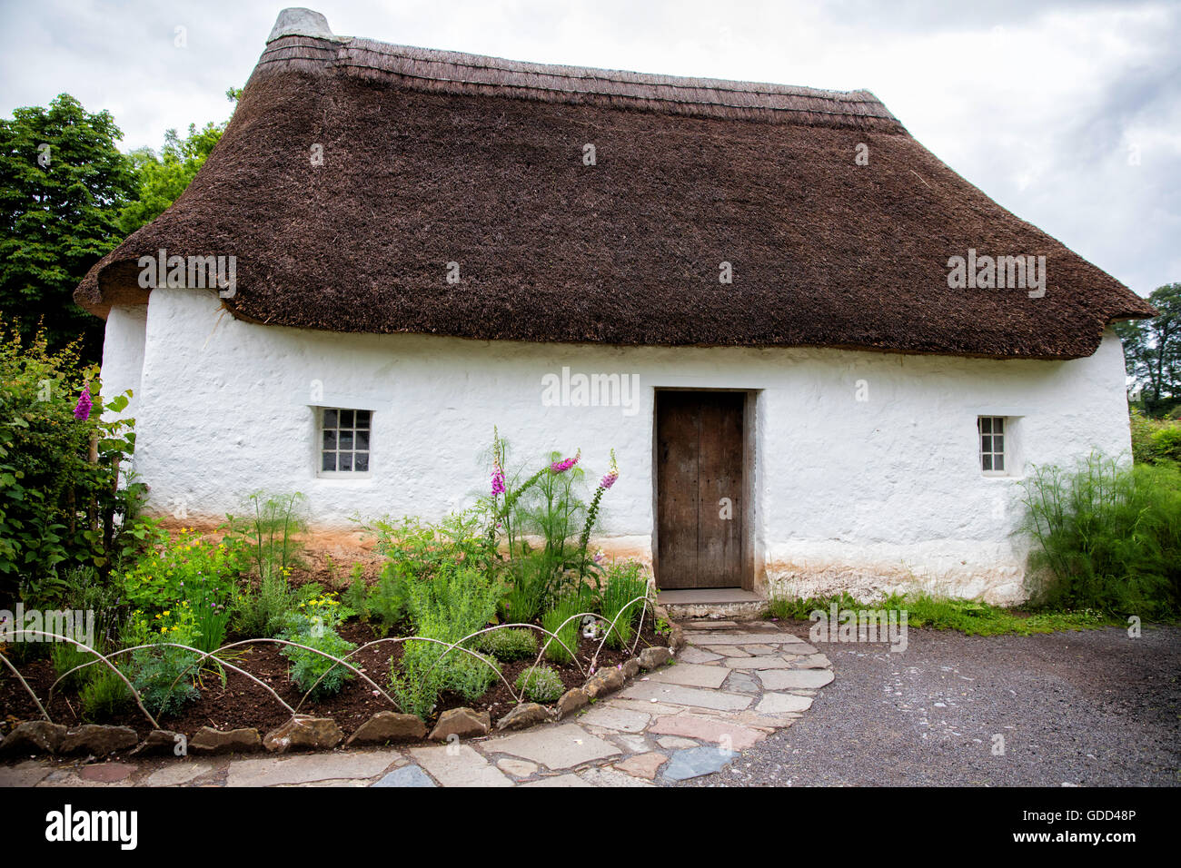 Cottage de chaume vernaculaire reconstruit à cobb St Fagans le Musée d'histoire nationale à Cardiff South Wales UK Banque D'Images