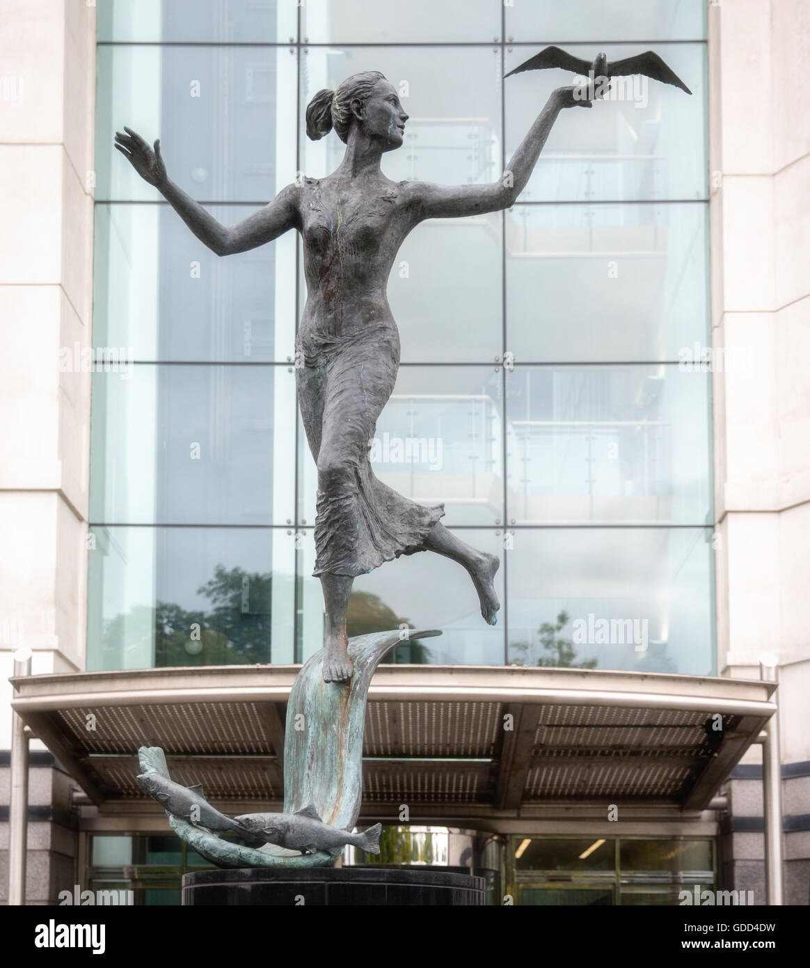 Néréide est une sculpture en bronze de David Nathan dans le centre-ville de Cardiff au Pays de Galles du Sud Banque D'Images