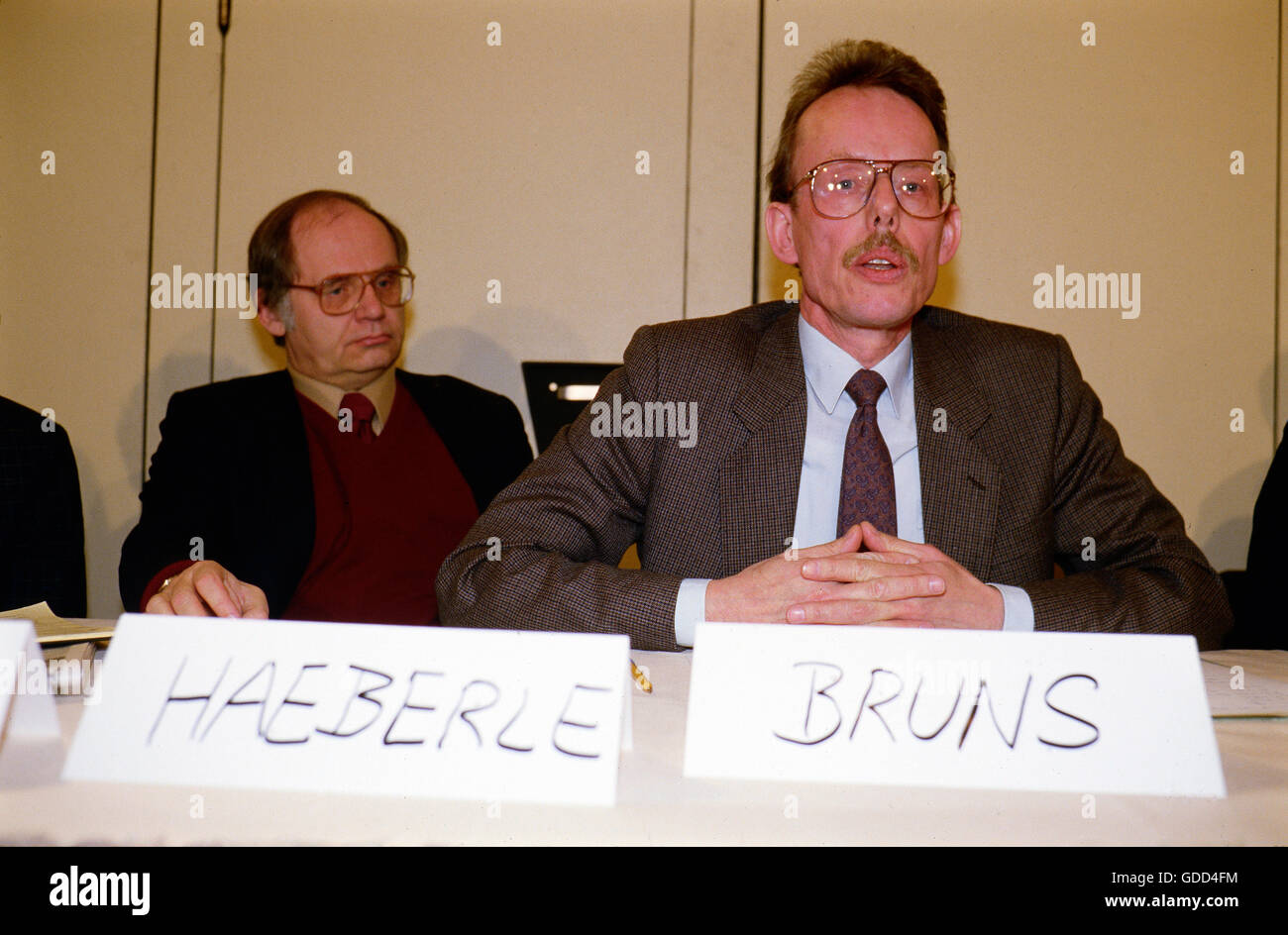 Brans, Manfred, * 1934, avocat allemand et militant gay des droits civiques, demi-longueur, avec Erwin Haeberle, lors d'une conférence de presse sur l'acte de lutte contre le SIDA du gouvernement bavarois, Munich, 5.3.1987, Banque D'Images