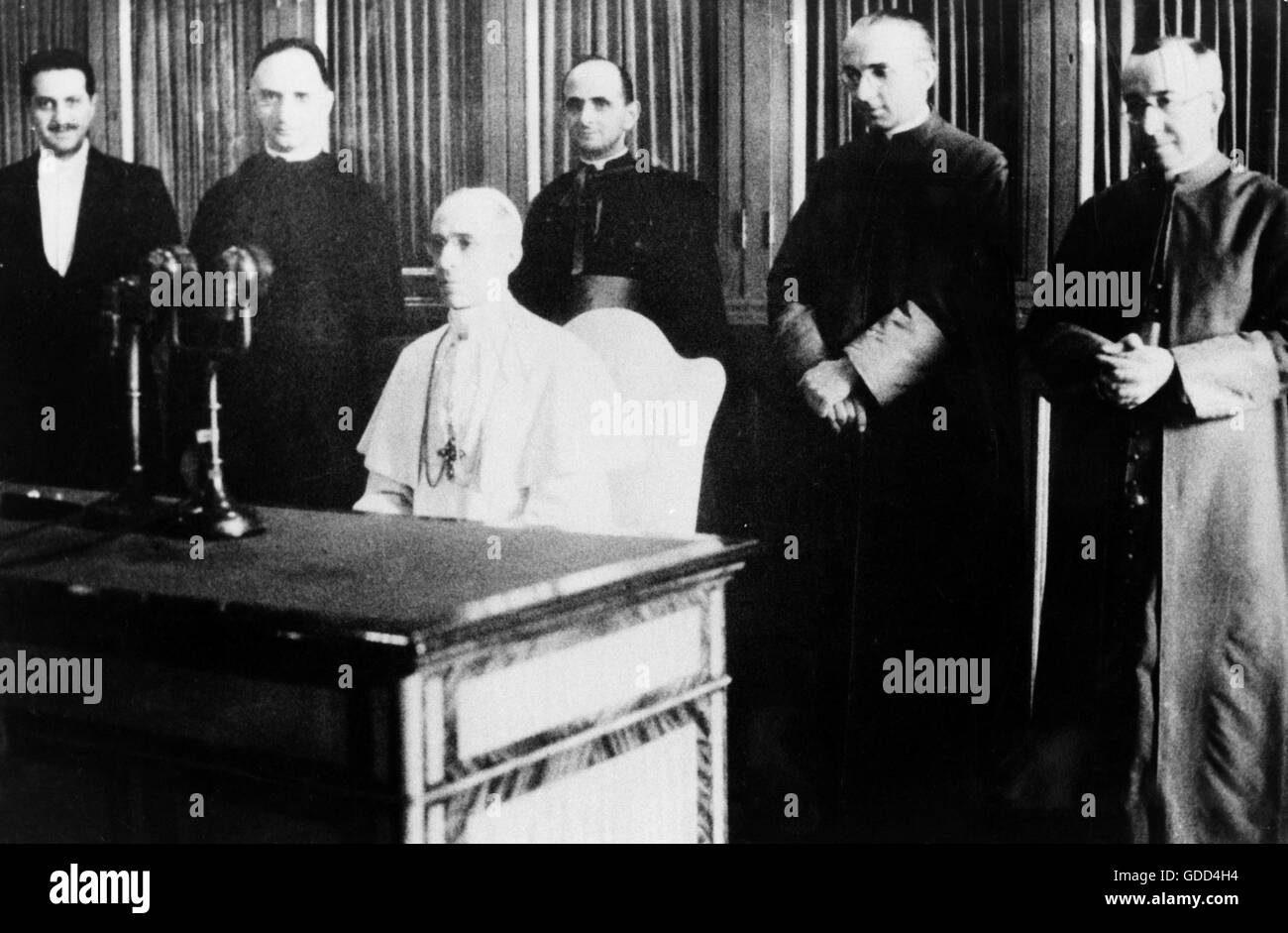 Pie XII (Eugenio Pacelli), 2.3.1876 - 9.10.1958, Pape 2.3.1939 - 9.10.1958, photo avec les secrétaires d'état de la Curie romaine, Vatican, vers 1955, Banque D'Images