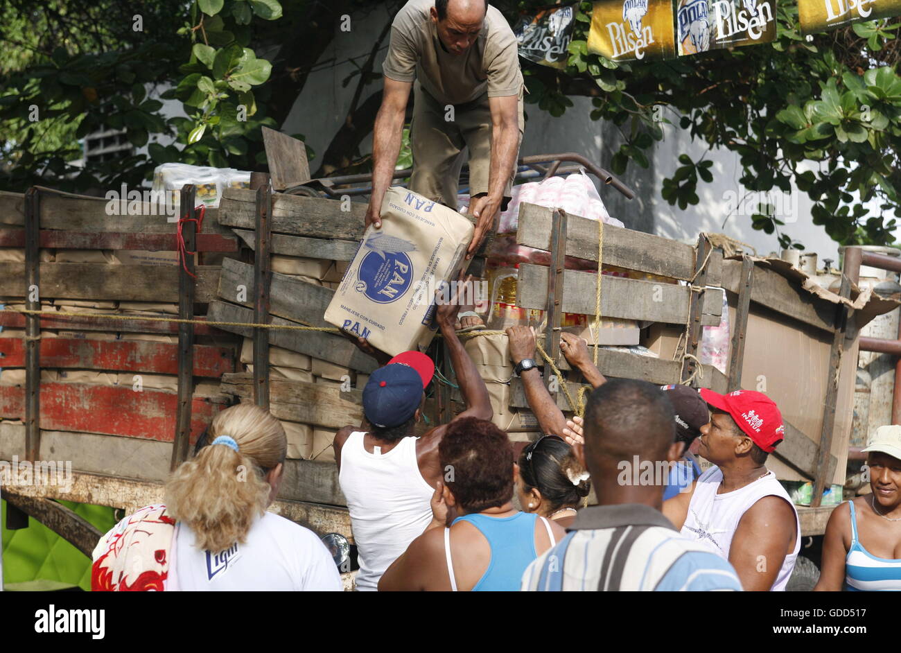 Les gens d'acheter de la nourriture au marché du village de Choroni sur la côte des Caraïbes au Venezuela. Banque D'Images