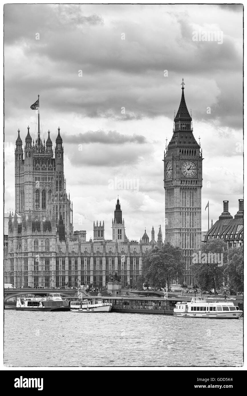 Horizon de Londres de Big Ben et du Parlement à Londres Royaume-Uni en juillet en monochrome Banque D'Images