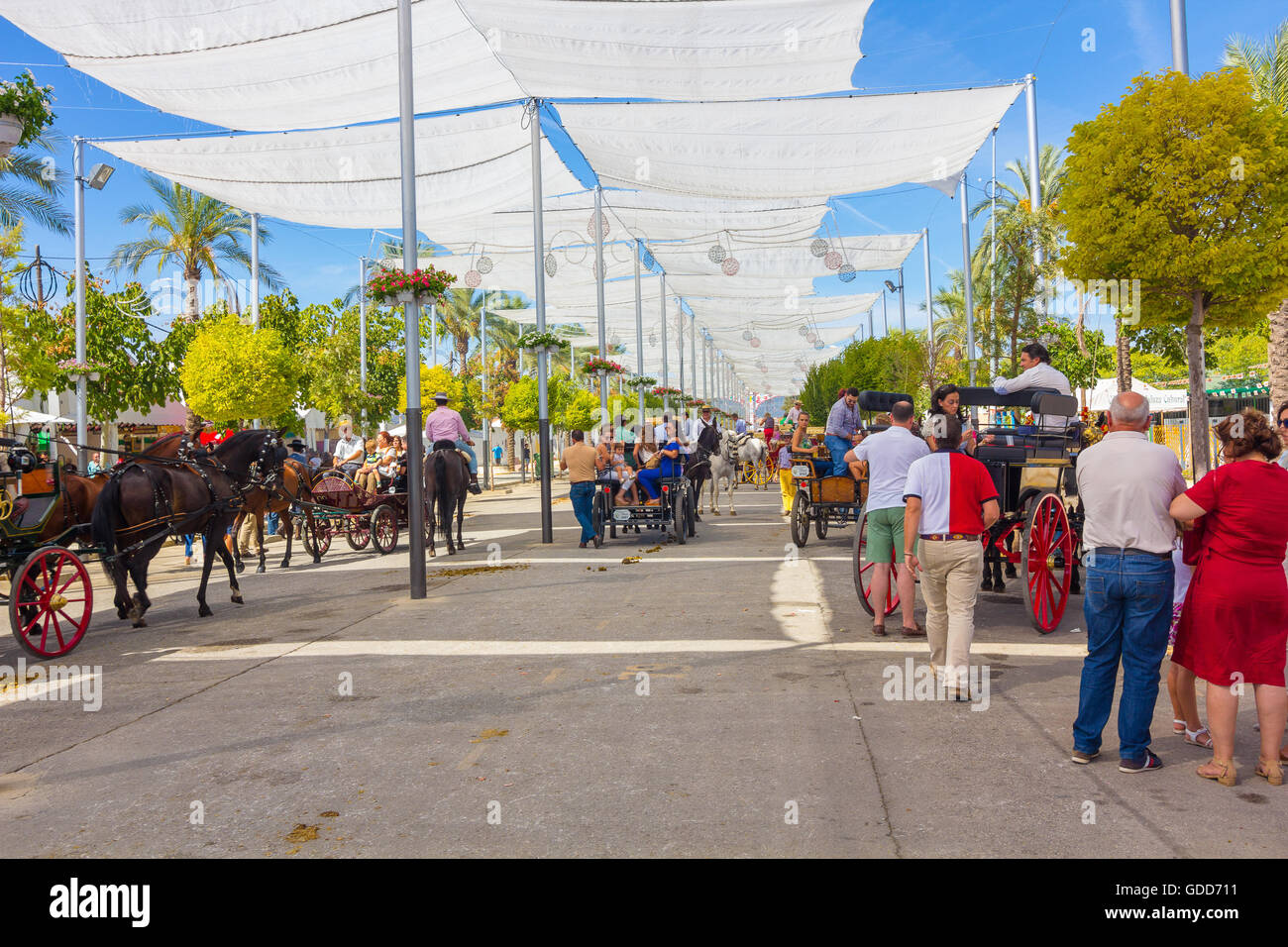 ANDUJAR, ESPAGNE - septembre 6 : tentes et parasols pour éviter le soleil au cours de la célèbre foire du cheval andalou, 6 septembre, 201 Banque D'Images