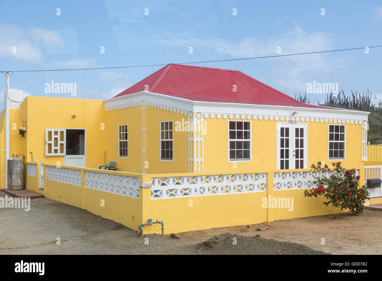Plâtre jaune traditionnelle maison avec toit en tuiles rouges à Aruba Banque D'Images