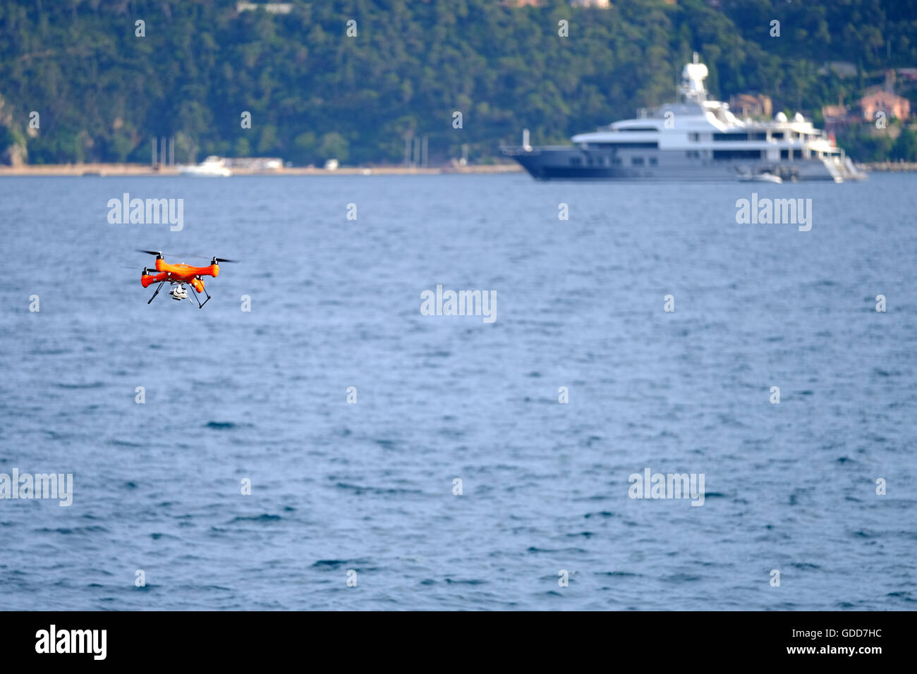 Un drone est piloté sur la mer dans une station balnéaire Banque D'Images