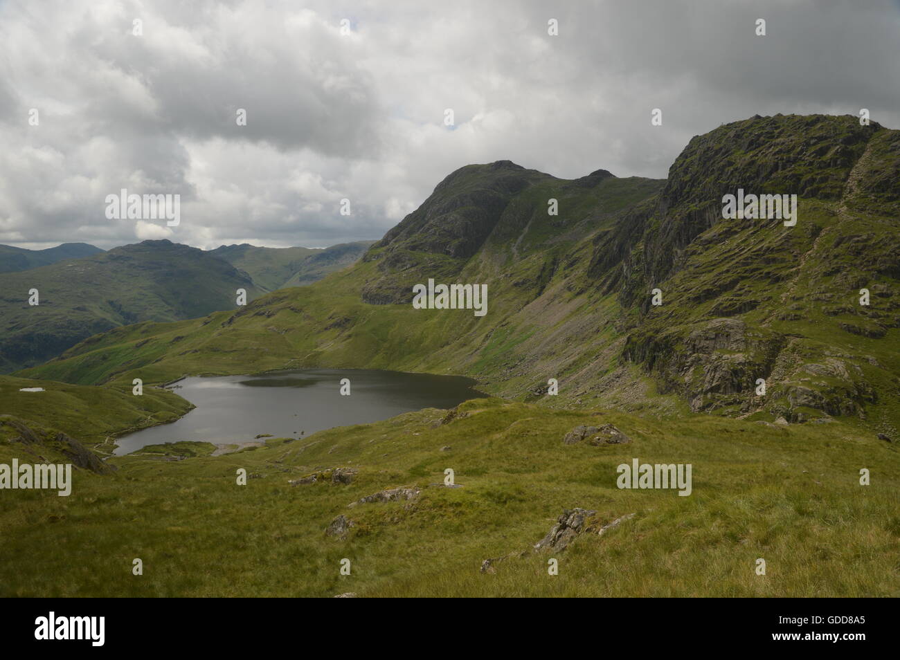 Stickle Tarn ci-dessous les Langdale Pikes dans le Lake District Banque D'Images