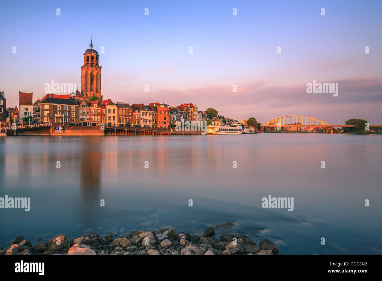 La vieille ville historique de Deventer le long de la rivière IJssel aux Pays-Bas Banque D'Images