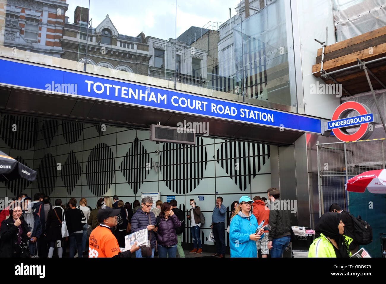 L'entrée de la station de métro Tottenham Court Road dans le centre de Londres, Angleterre. Banque D'Images L'entrée de la station de métro Tottenham Court Road dans le centre de Londres, Angleterre. Banque D'Images