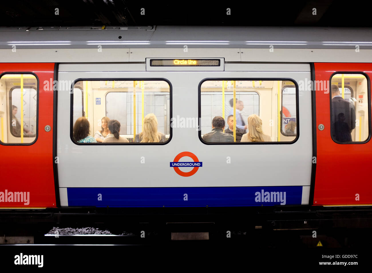 Un train sur le réseau du métro de Londres. Banque D'Images