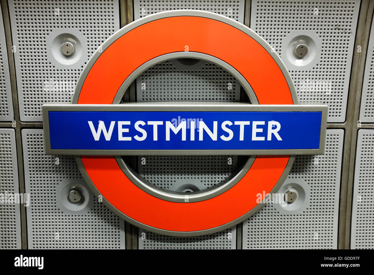 Signe d'un tube à la station de métro Westminster à Londres, en Angleterre. Banque D'Images