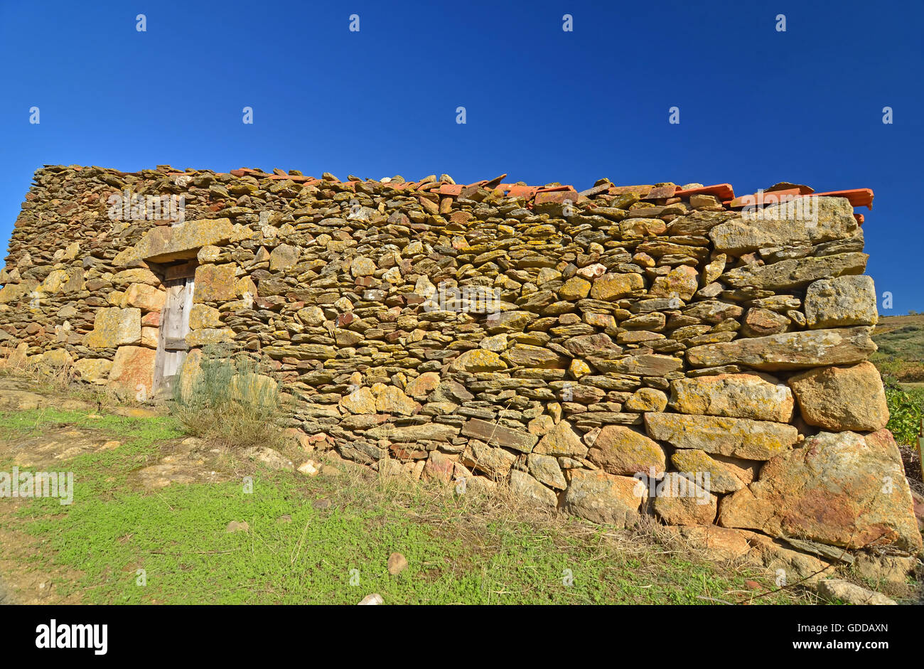 Une cabane de berger dans le nord du Portugal a fait de pierres de granit en pierre sèche avec pas de fenêtres Banque D'Images
