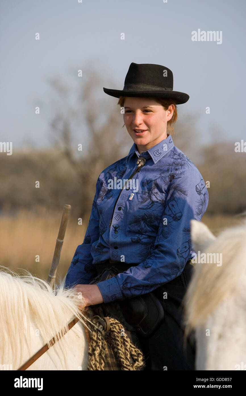 Cheval de Camargue, troupeau, femme à la après Saintes Marie de la mer dans le sud de la France Banque D'Images