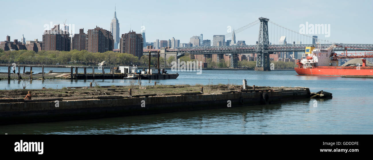 USA,New York Brooklyn,Marine,m,Dry Dock et le pont de Williamsburg sur l'East River Banque D'Images