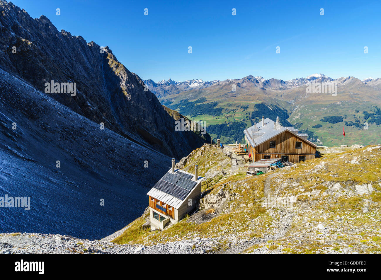 La cabane Lischana SAC (Club Alpin Suisse) au-dessus de la Basse Engadine Scuol, Suisse. Vue de l'Alpes Silvretta. Banque D'Images