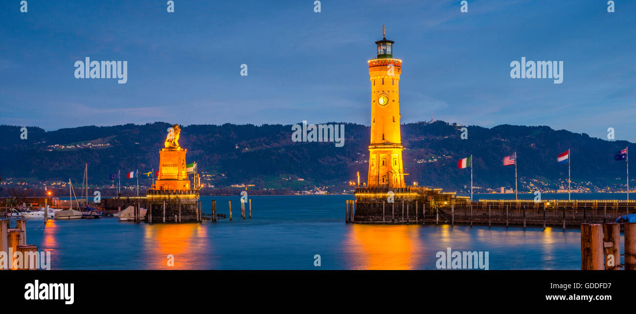 Harbour,Port,phare et lion bavarois bavarois,Lindau,Allemagne,l'Europe Banque D'Images