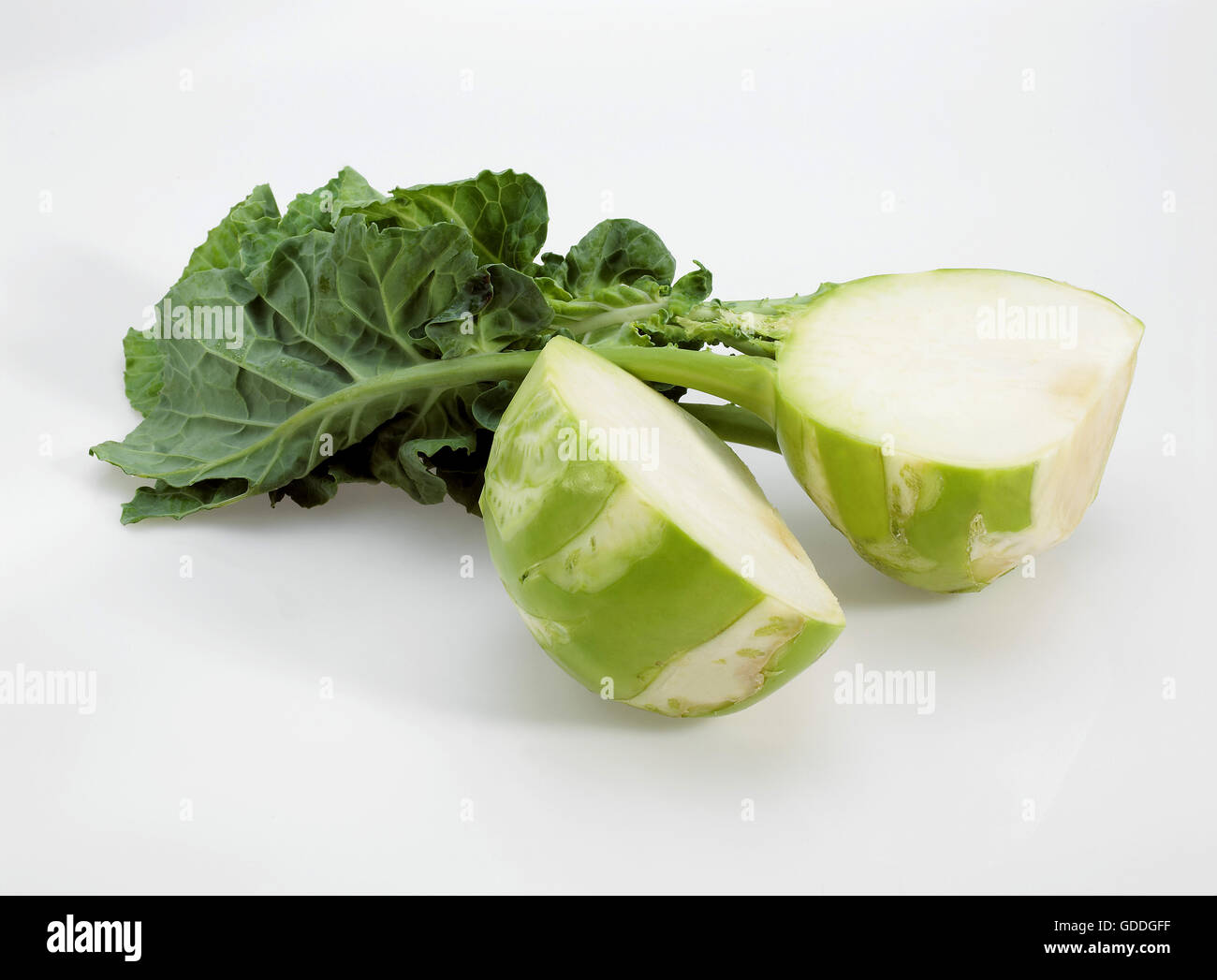 Chou-rave, Brassica oleracea, légumes contre fond blanc Banque D'Images