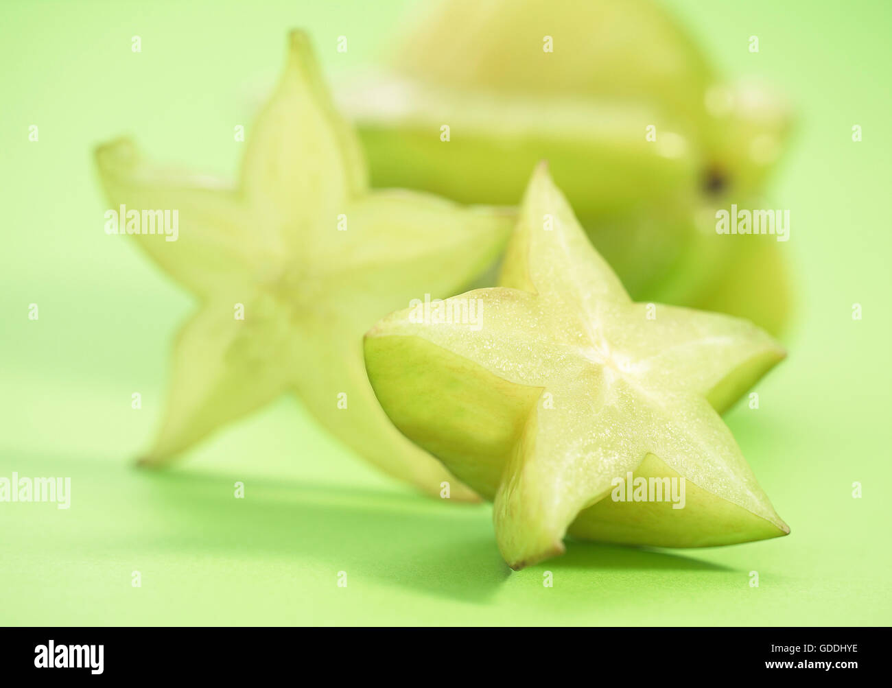 Carambole Carambole averrhoa carambola, fruits, contre un arrière-plan vert Banque D'Images