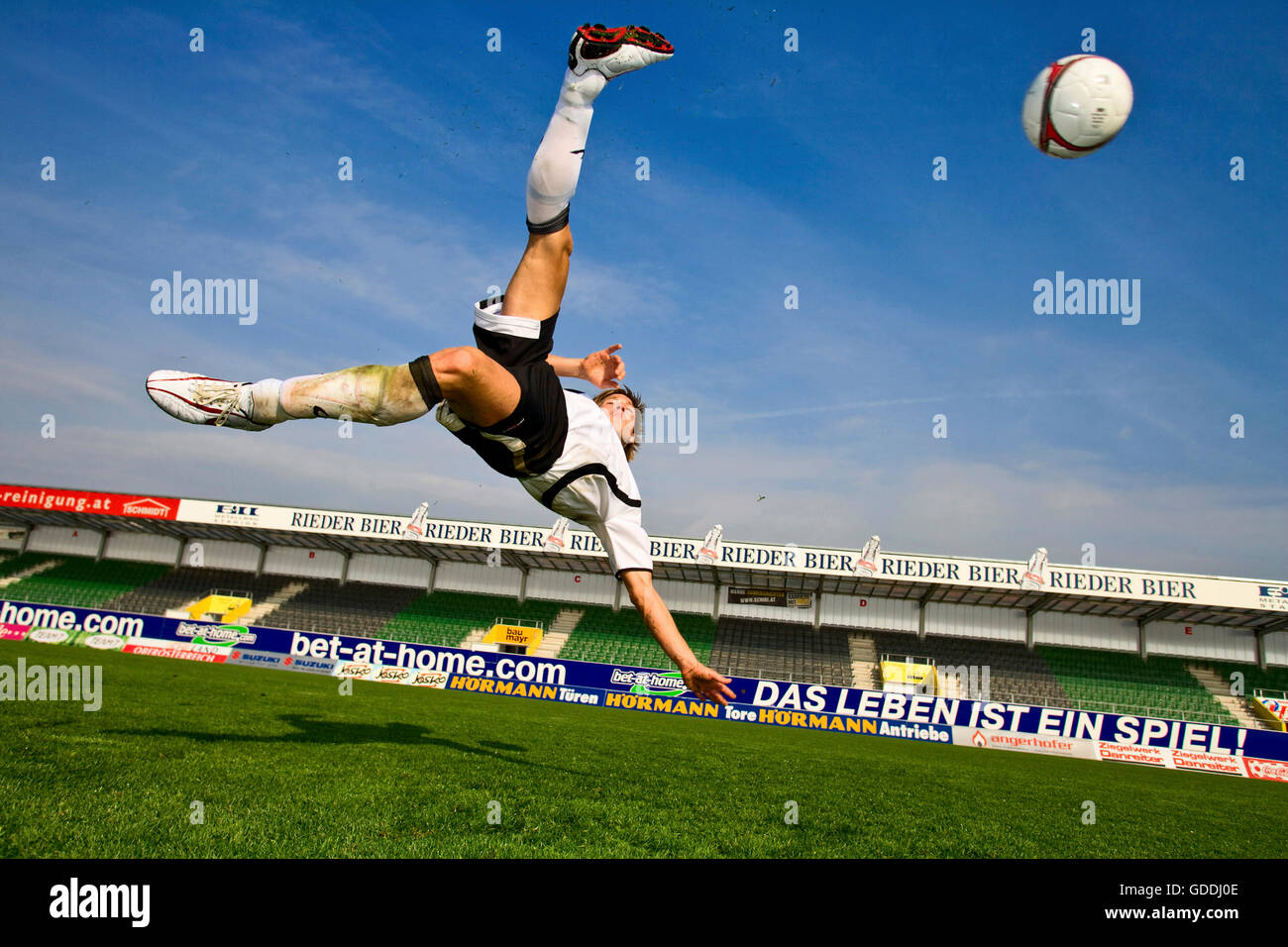 Foot,football,action,sport,bicyclette,overhead kick kick,ciseaux,ball,man, Banque D'Images