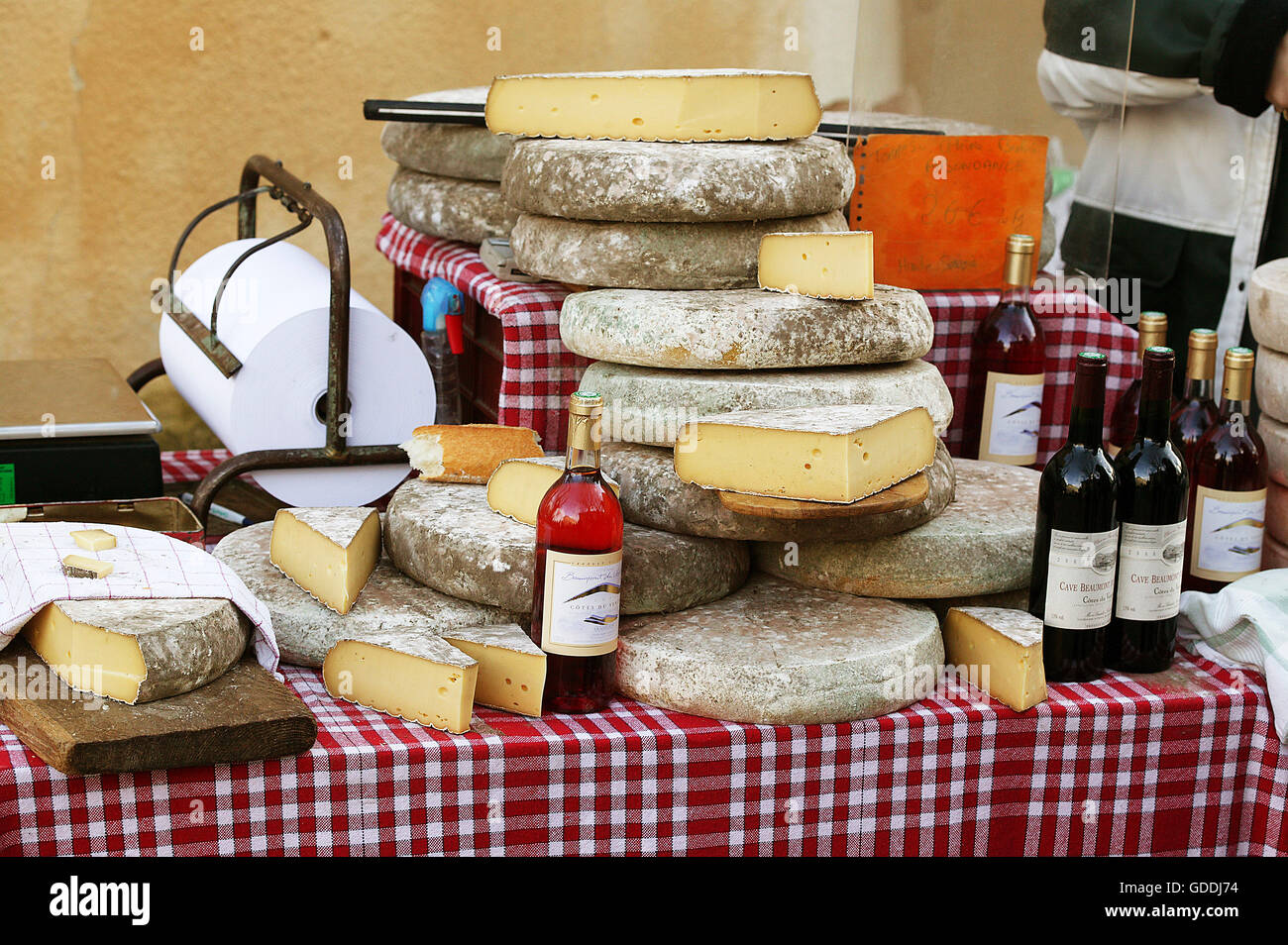 Produits régionaux, DU FROMAGE ET DU VIN À PARTIR DE LA DRÔME EN FRANCE Banque D'Images