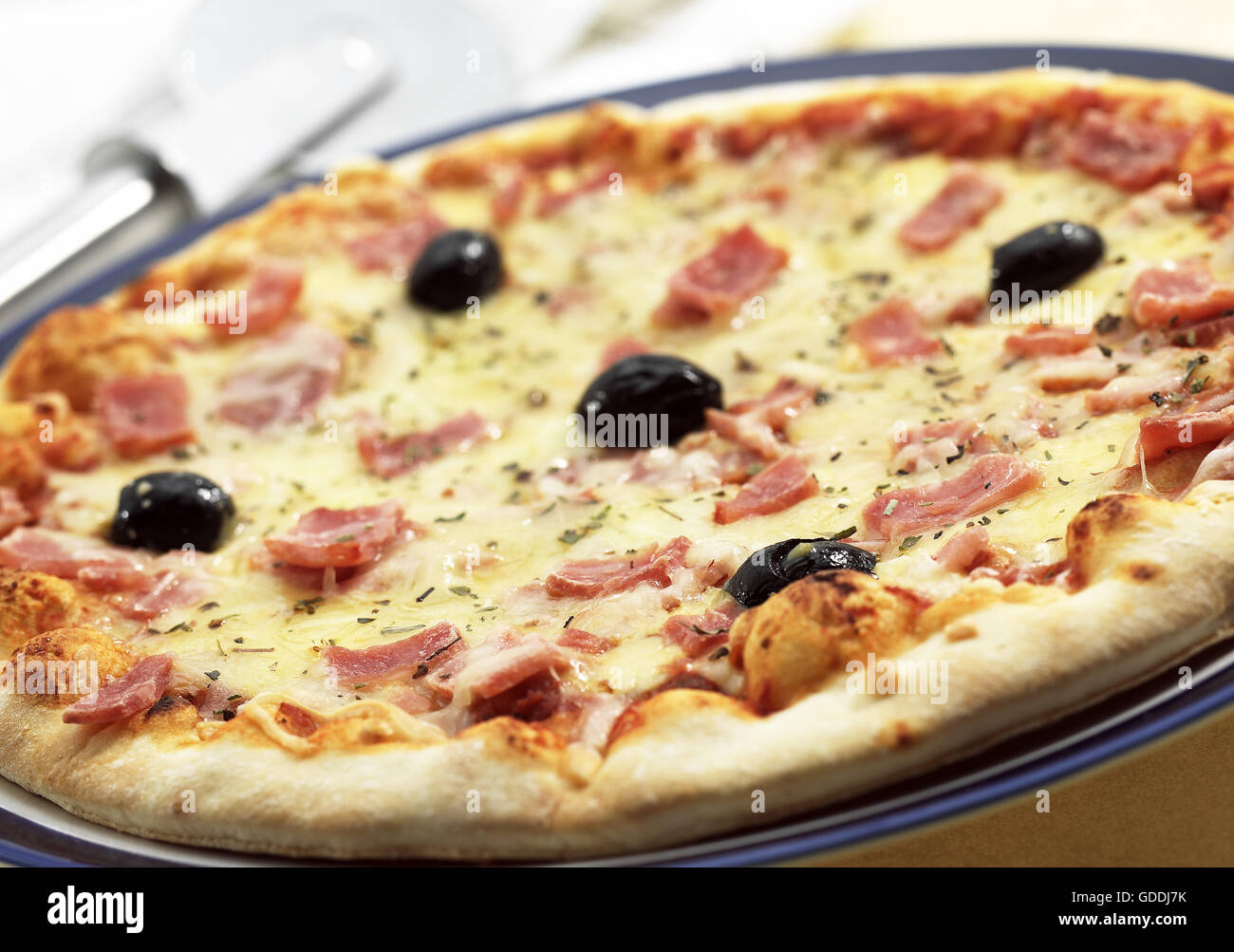 Pizza à la Tomate, fromage, jambon et olives Banque D'Images
