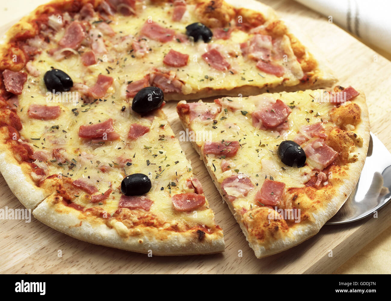 Pizza à la Tomate, fromage, jambon et olives Banque D'Images