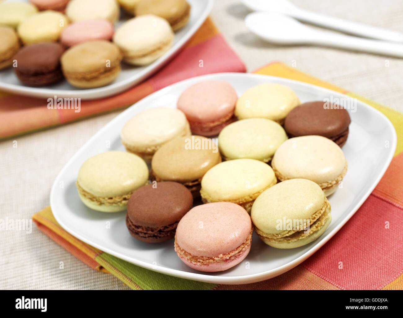 La plaque avec les macarons Banque D'Images