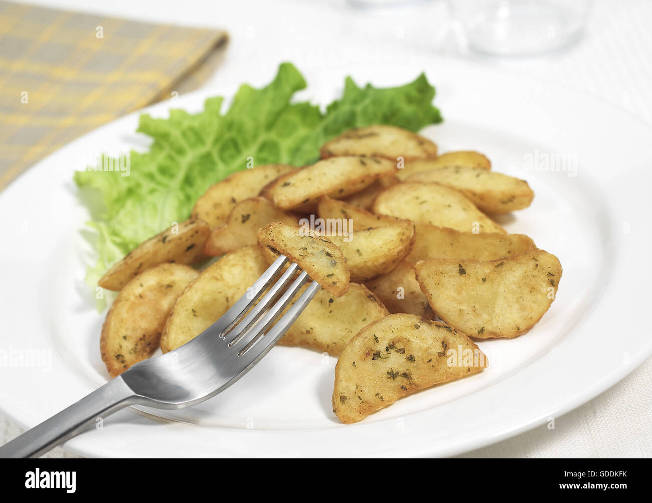 Les pommes de terre dans un plat pays Banque D'Images