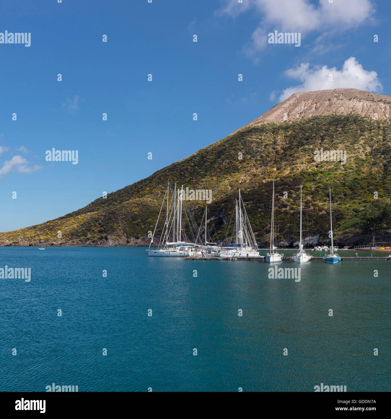 La voile les navires à l'ancre à proximité du volcan Gran Cratere Banque D'Images