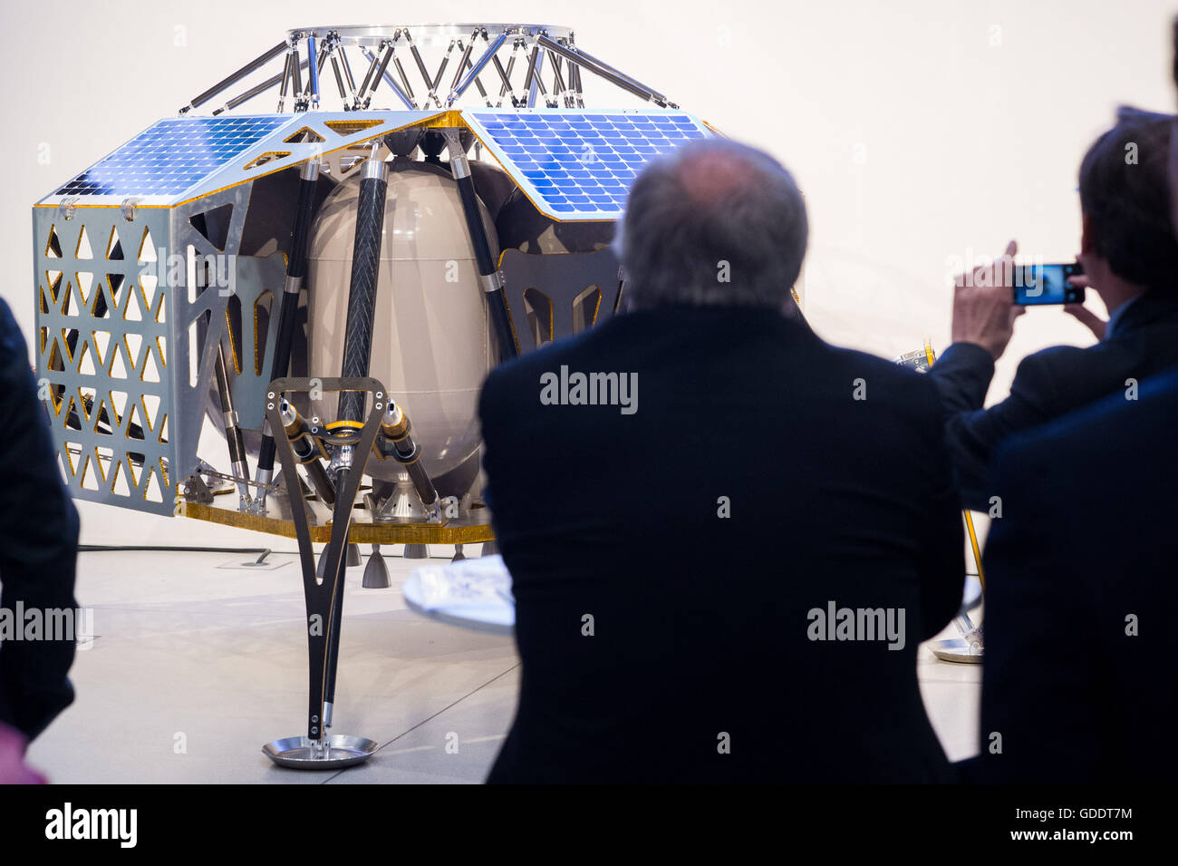 Berlin, Allemagne. 14 juillet, 2016. Le module d'atterrissage et de navigation autonome Alina vu à l'entraînement du groupe Volkswagen dans le Forum Berlin, Allemagne, 14 juillet 2016. L'entreprise PTScientists est la dernière équipe de l'Allemagne dans l'astronautique la concurrence Google Lunar X-Prize. Le groupe de chercheurs d'espoir d'avoir une mission sur la lune jusqu'à la fin de 2017 et gagner le Google Lunar X-Prize (GLXP) concours qui a été lancé en 2007. Photo : KLAUS-DIETMAR GABBERT/dpa/Alamy Live News Banque D'Images