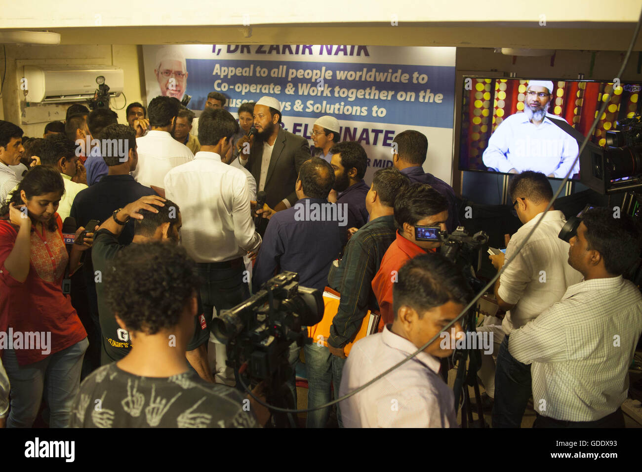Mumbai, Maharashtra, Inde. 15 juillet, 2016. Prédicateur islamique controversé Dr. Zakir Naik a tenu une conférence de presse à Mumbai via Skype transmises à partir de la Mecque, en Arabie Saoudite. Credit : Subhash Sharma/ZUMA/Alamy Fil Live News Banque D'Images