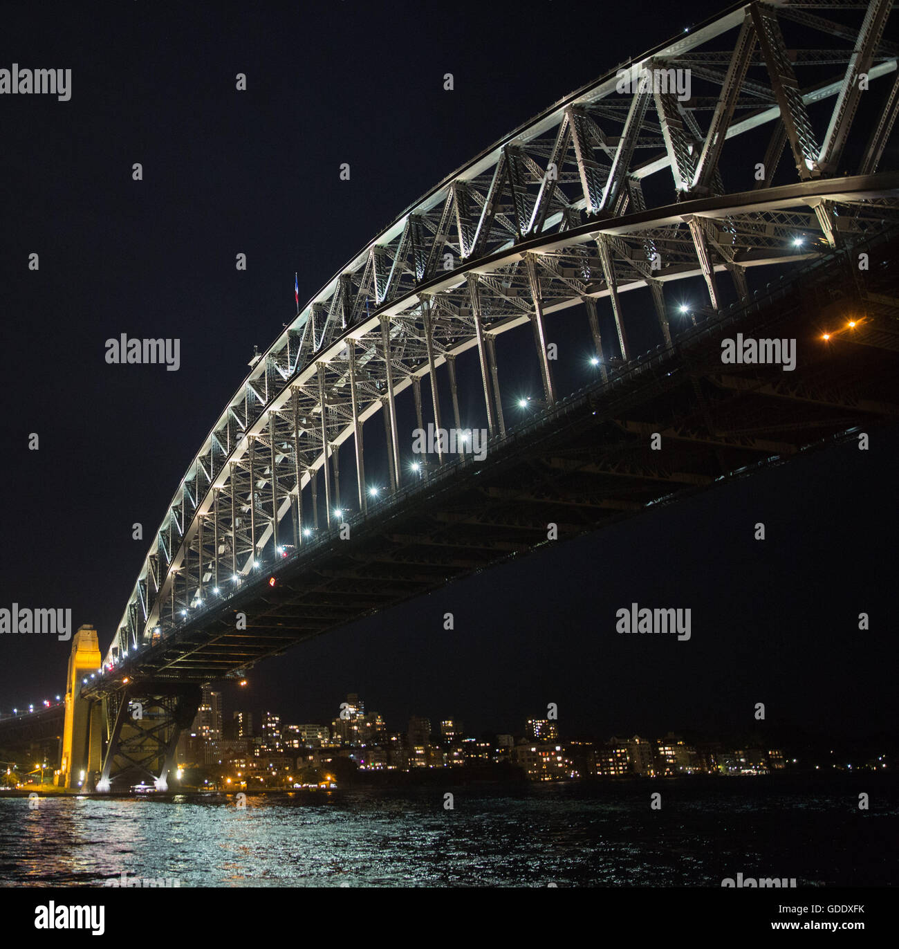 Sydney. 15 juillet, 2016. Photo prise le 15 juillet 2016 montre le drapeau national de la France sur vol haut de la Sydney Harbour Bridge pour les victimes de l'attaque terroriste de Nice à Sydney, Australie. Le nombre de morts s'élève à 84 à partir d'une attaque au cours de laquelle un camion a foncé dans la foule qui marque la fête nationale française à Nice. Credit : Zhu Jingyun Business/Xinhua/Alamy Live News Banque D'Images