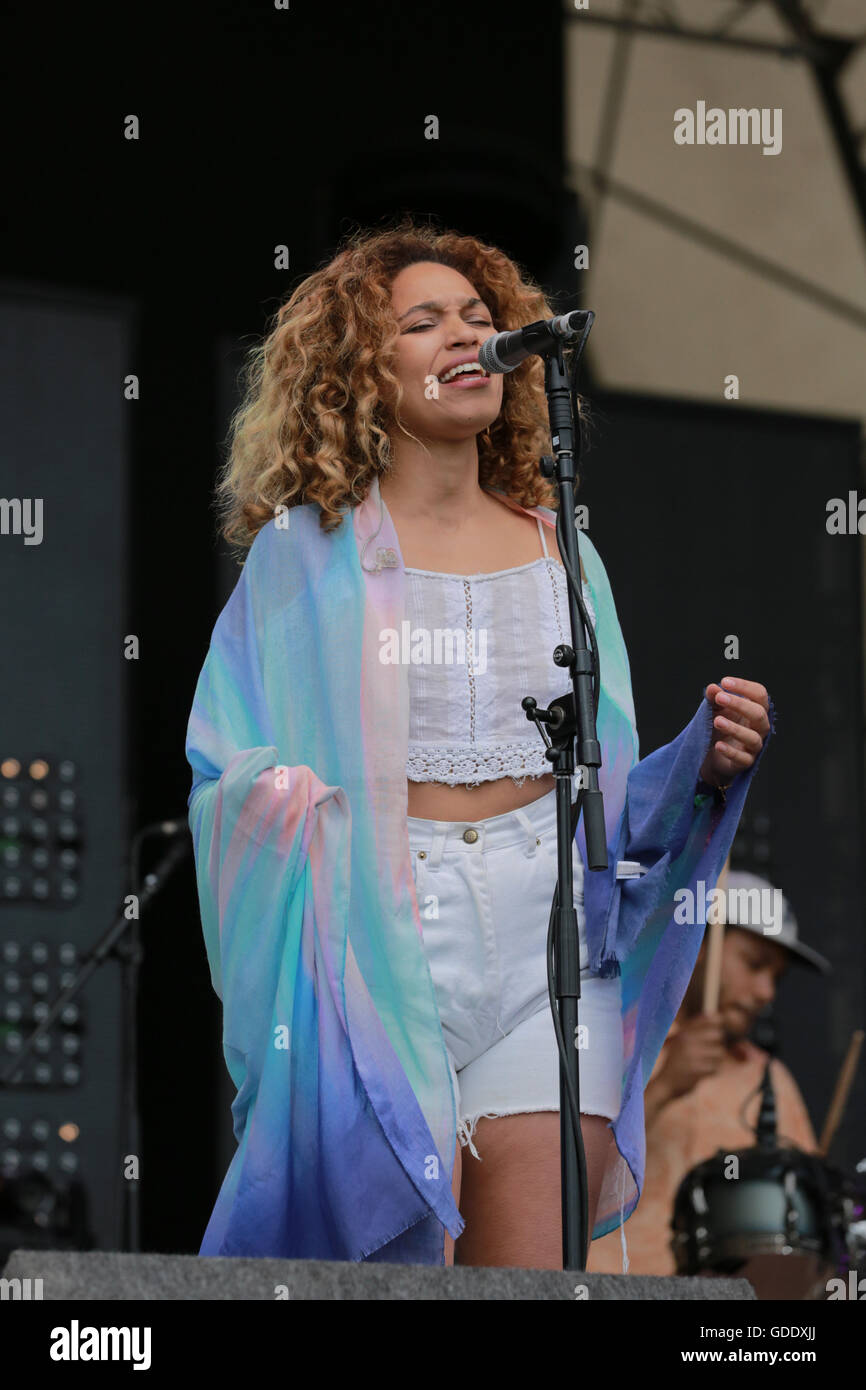 Le parc Victoria, Bethnal Green, Londres, Royaume-Uni, le 15 juillet 2016, Izzy Bizu sur scène au Lovebox, 2016 Londres. Crédit : Richard Soans/Alamy Live News Banque D'Images