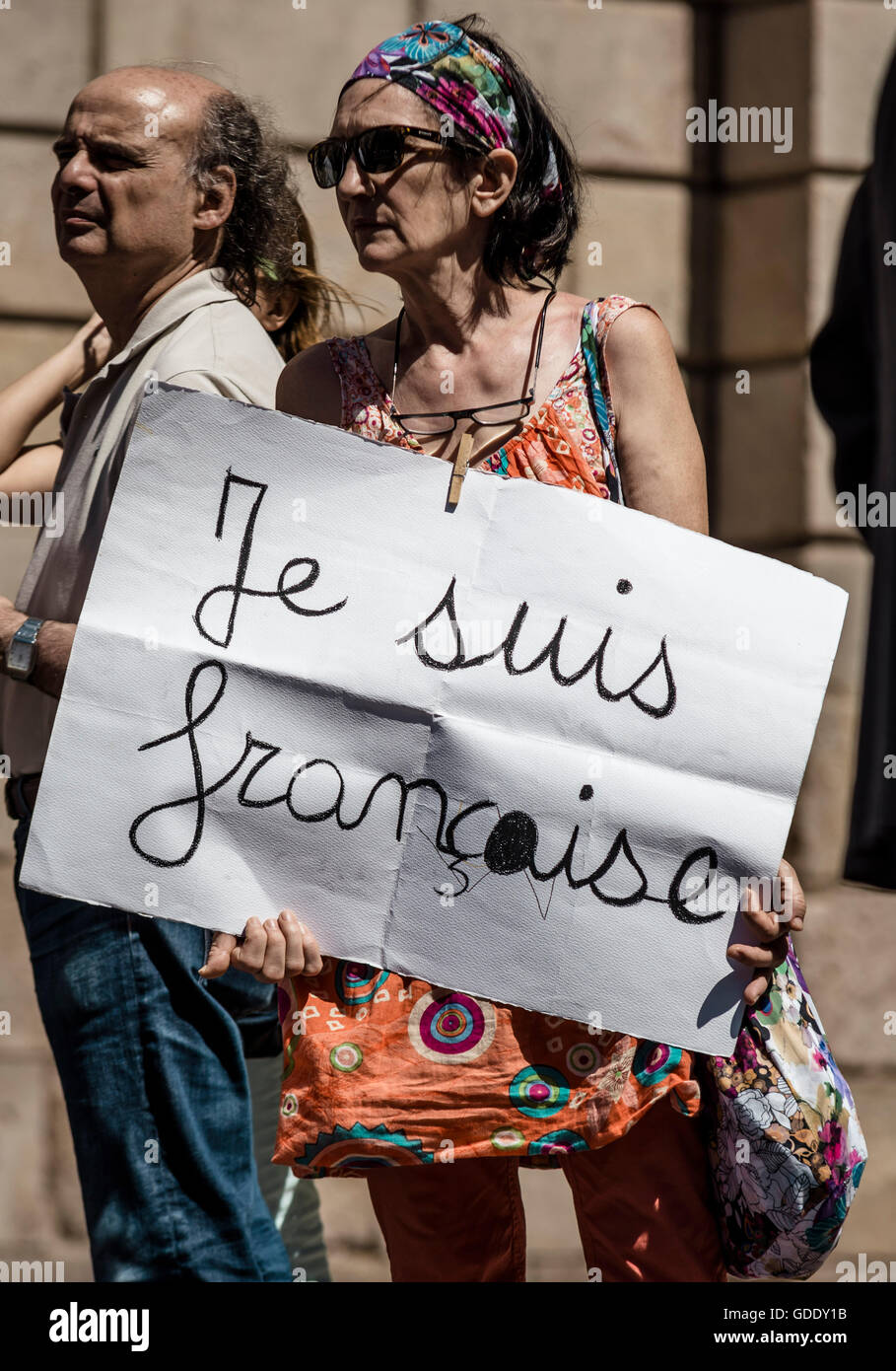 Barcelone, Espagne. 15 juillet, 2016. Une femme est titulaire d'un placard en face de la Generalitat pour une minute de silence pour les victimes de crise de Nice : Crédit matthi/Alamy Live News Banque D'Images