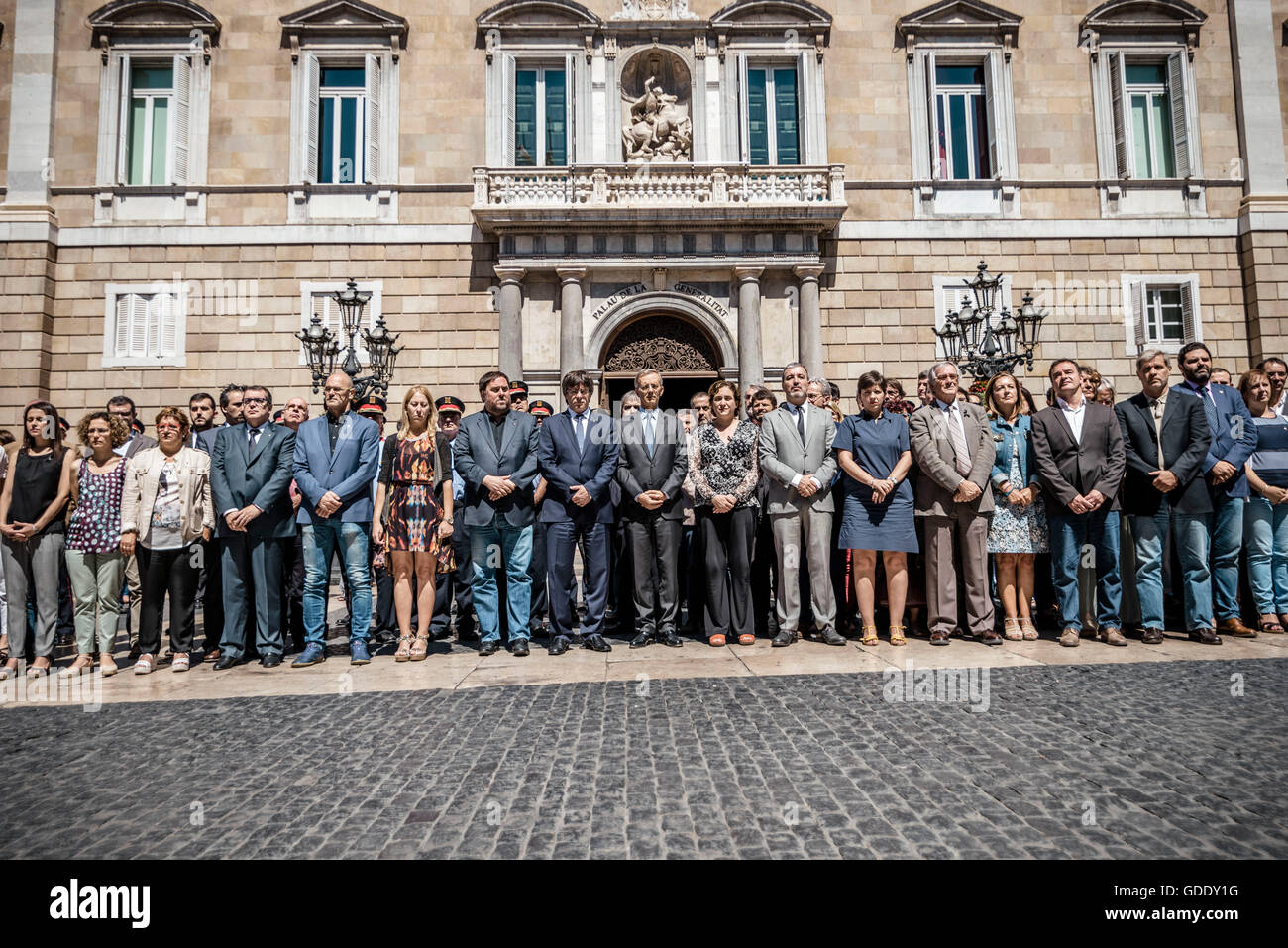 Barcelone, Espagne. 15 juillet, 2016. Le président catalan, CARLES PUIGDEMONT, EDOUARD BESLAY, Consul Général de France à Barcelone, et la maire de Barcelone, ADA COLAU se rassembler devant de la Generalitat pour une minute de silence pour les victimes de crise de Nice : Crédit matthi/Alamy Live News Banque D'Images
