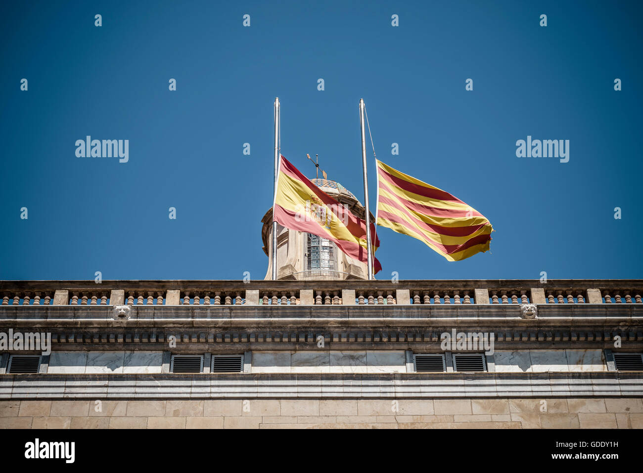 Barcelone, Espagne. 15 juillet, 2016. L'Espagnol et Catalan sont les drapeaux en berne en commémoration de l'attaque de Nice victimes sur le dessus de la Generalitat en crédit de Barcelone : matthi/Alamy Live News Banque D'Images