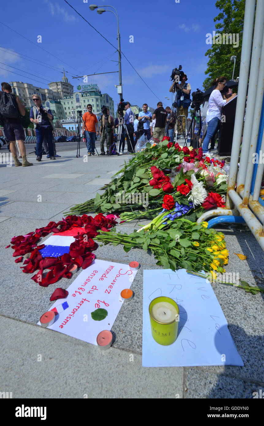 Moscou, Russie. 15 juillet, 2016. Les Moscovites porter des fleurs à l'Ambassade de France Crédit : Pavel Kashaev/Alamy Live News Banque D'Images