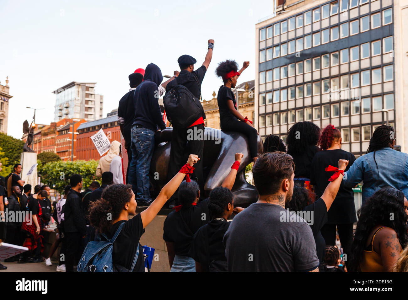 Leeds, West Yorkshire, Royaume-Uni. 14 juillet, 2016. De jeunes manifestants lever leurs poings pour montrer leur soutien à la campagne Black vit Question Crédit : Graham Hardy/Alamy Live News Banque D'Images