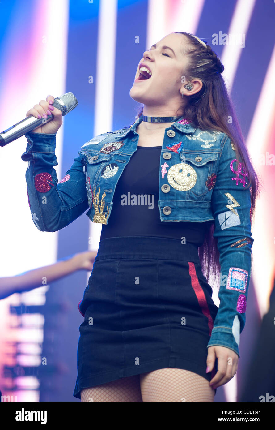 Londres, Royaume-Uni. 15 juillet, 2016. Katy B effectue le jour 1 de la Festival LoveBox à VictorianPark Crédit : Michael Tubi/ Alamy Live News Banque D'Images