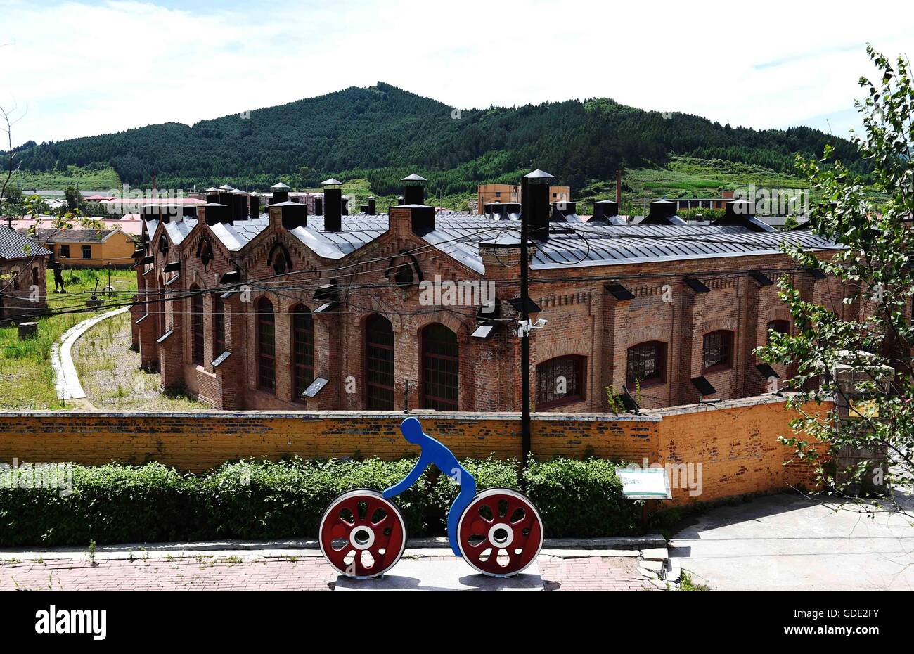 Hailin, la province de Heilongjiang. 14 juillet, 2016. Le garage de l'historique chemin de fer de l'Est chinois est vue dans le canton de Hengdaohe Hailin, nord-est de la Chine, la province de Heilongjiang, le 14 juillet 2016. Le Canton de Hengdaohe Hailin City a été construit depuis 1897. Plus de 200 style russe bien conservé des bâtiments dans la ville en a fait une destination touristique de renommée nationale. © Wang Jianwei/Xinhua/Alamy Live News Banque D'Images