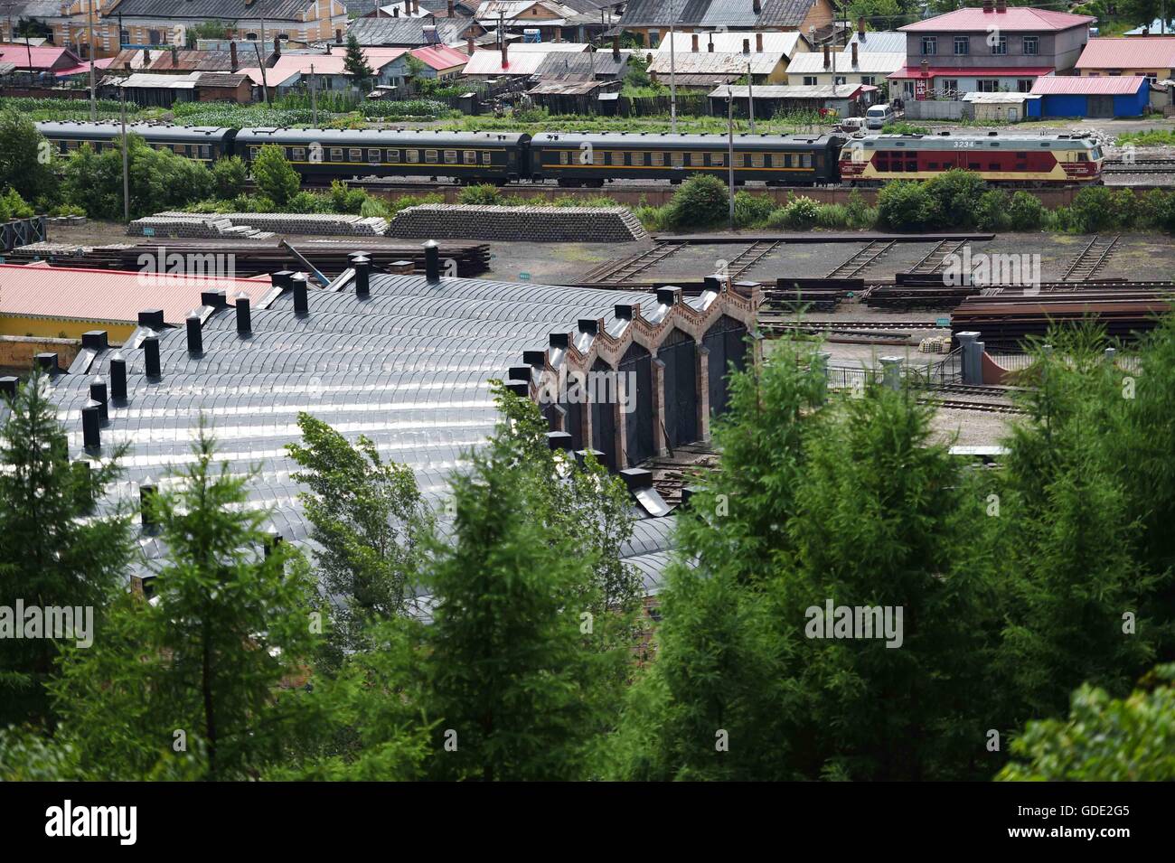 Hailin, la province de Heilongjiang. 14 juillet, 2016. Un train passe devant le garage de l'historique chemin de fer de l'Est chinois en Hengdaohe Township dans le nord-est de la Chine Hailin, province de Heilongjiang, le 14 juillet 2016. Le Canton de Hengdaohe Hailin City a été construit depuis 1897. Plus de 200 style russe bien conservé des bâtiments dans la ville en a fait une destination touristique de renommée nationale. © Wang Jianwei/Xinhua/Alamy Live News Banque D'Images
