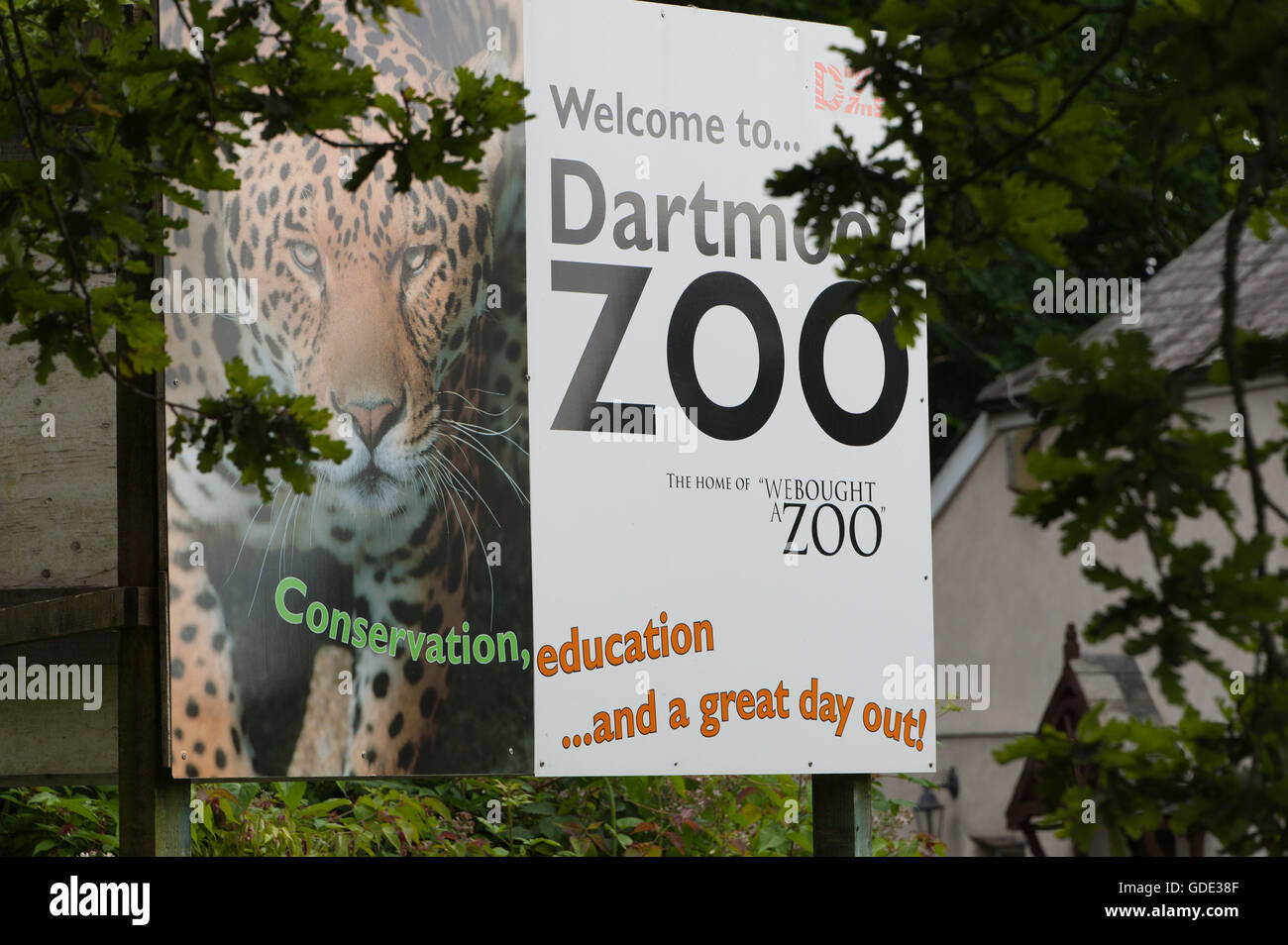 Sparkwell, Devon, UK. 16 juillet 2016. L'entrée du Zoo de Dartmoor. La réception de mariage de rêve de Max Semaines et Charlie-Jane Swain, au Zoo Dartmoor dans Sparkwell, Devon, Royaume-Uni. avait été annulé jusqu'à il y a quelques jours en raison de la récente évasion de Flaviu a deux ans Lynx des Carpates. Préoccupations au sujet de la sécurité sur le zoo, et le bruit qui pourrait dissuader Flaviu, invité l'annulation, mais il a été décidé à la "onzième heure" que la réception irait de l'avant aujourd'hui avec l'augmentation du personnel de sécurité et les niveaux de bruit maintenu à un minimum. Credit : Graham M. Lawrence/Alamy Live News. Banque D'Images