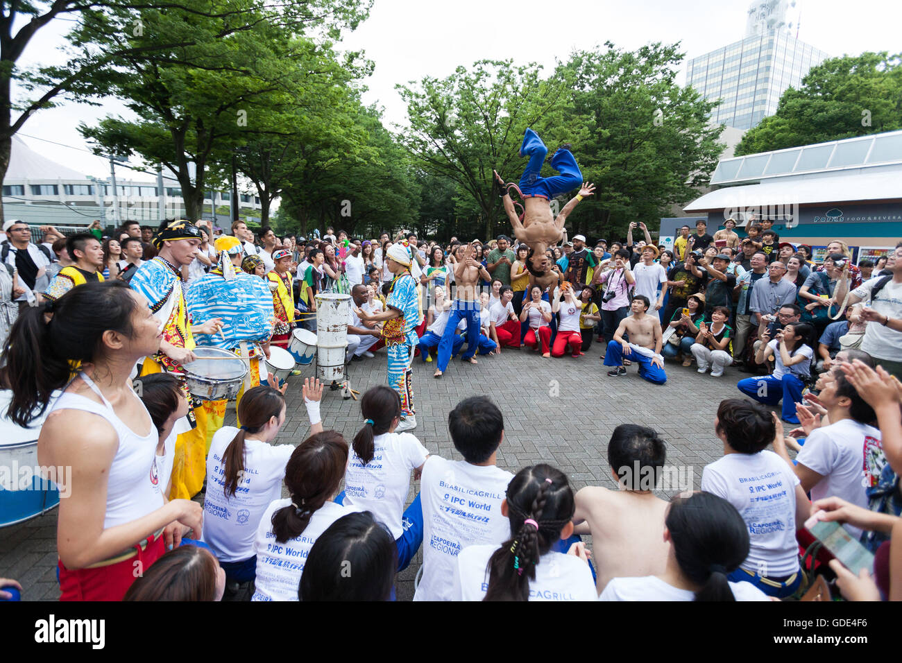 Tokyo, Japon. 16 juillet, 2016. Les danseurs de capoeira produire au Festival Brasil 2016 à Yoyogi Park le 16 juillet 2016, Tokyo, Japon. Le festival annuel rassemble la nourriture brésilienne et de divertissement y compris la samba et la Capoeira les artistes interprètes ou exécutants. Organisée par la Camara de Comercio Brasileira no Japao l'événement se déroule jusqu'au 17 juillet. La communauté brésilienne est la troisième plus grande population immigrante au Japon. Credit : Rodrigo Reyes Marin/AFLO/Alamy Live News Banque D'Images