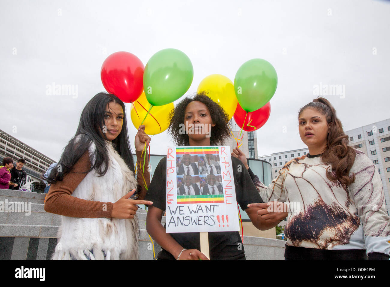 Liverpool, Merseyside, Royaume-Uni. 16 juillet, 2016. Mohammed Mzee de protestation. Famille et Personnes protester dans les rues de Liverpool après la mort de 18 ans, Mohammed Mzee tandis qu'en garde à vue. Le jeune aurait été vu "irrégulièrement" dans le centre commercial Liverpool One par le personnel de sécurité. Le GIEC ont commencé une enquête sur la mort prématurée de l'adolescence. Credit : Cernan Elias/Alamy Live News Banque D'Images